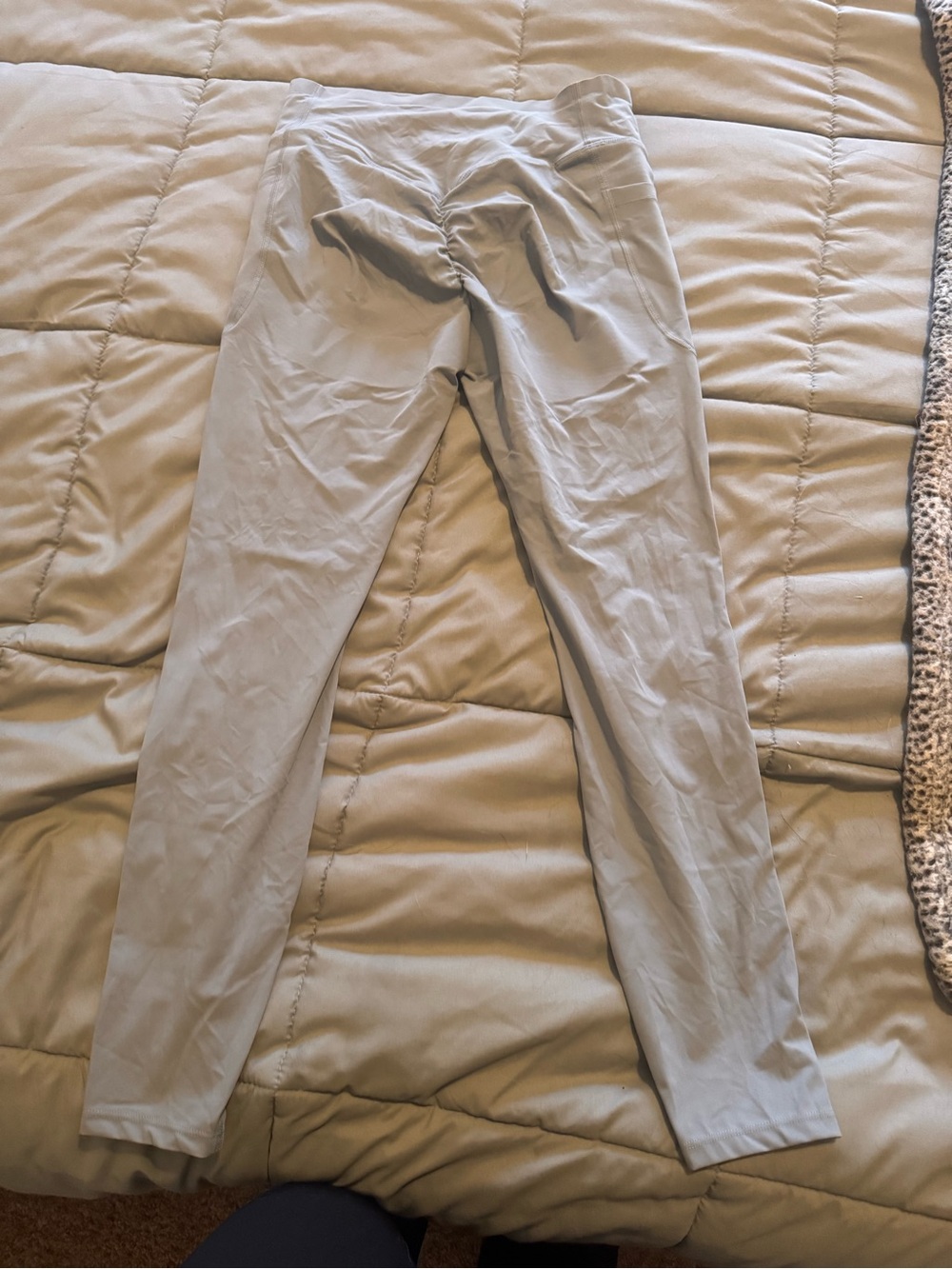 HALARA UltraSculpt Leggings with butt scrunch and butt lift - Picture 3 of 4